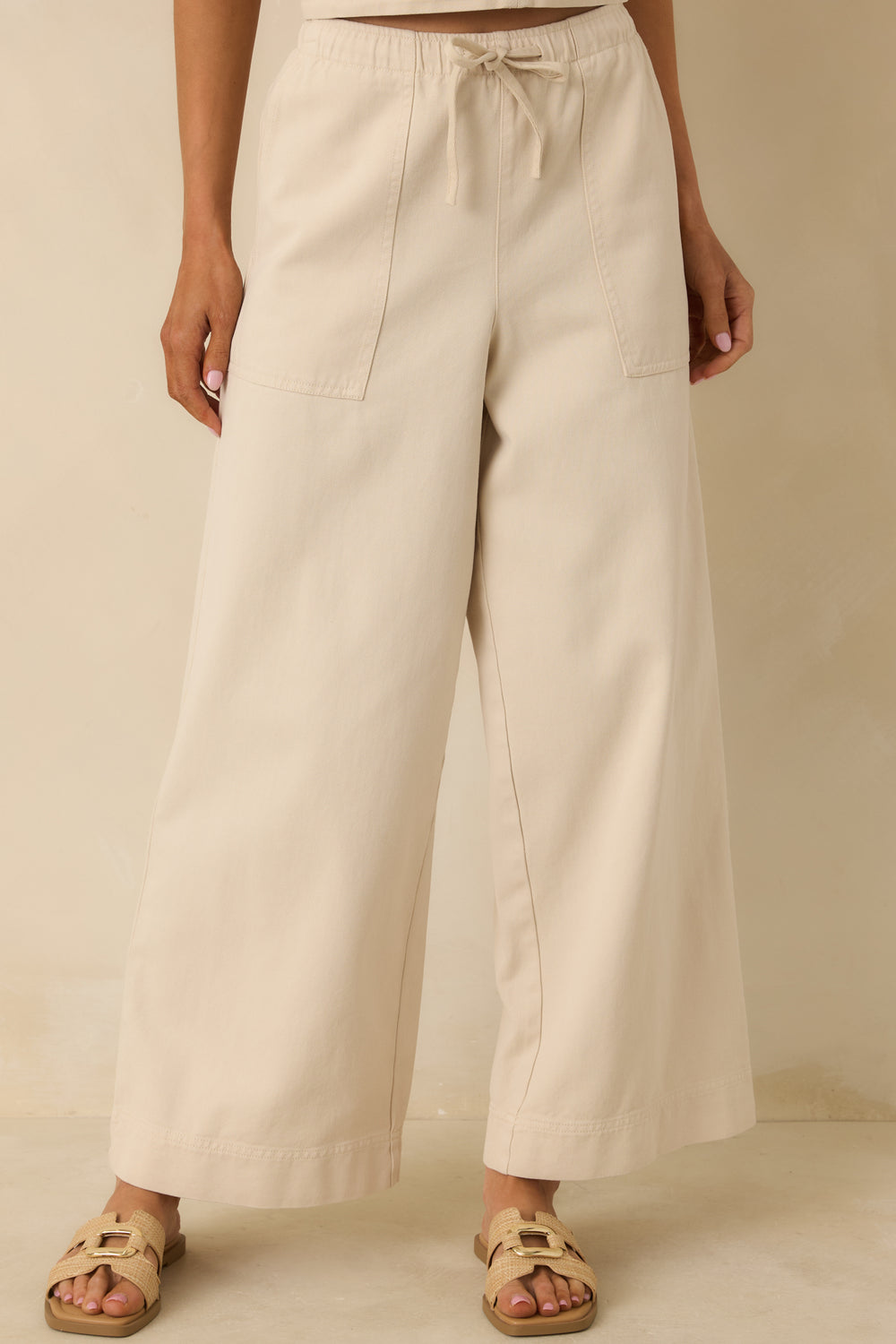 Beige-Pants-Highlighting-The-Elastic-Waistband-And-Adjustable-Drawstring-Tie