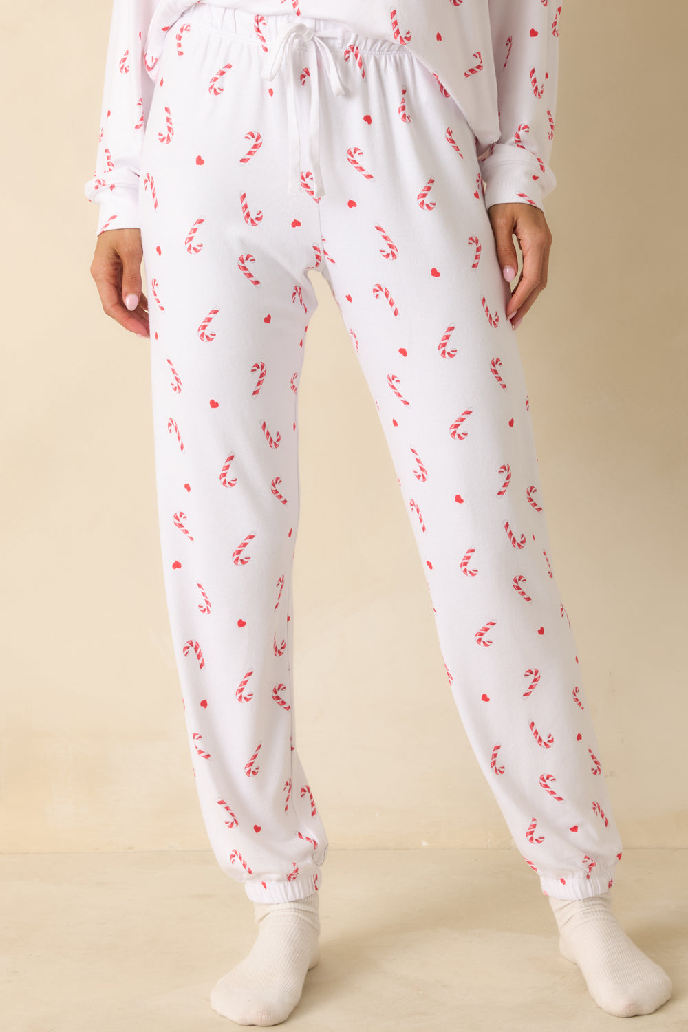 Close-Up-On-The-White-Knit-Pajama-Pants-Cuffed-Hems