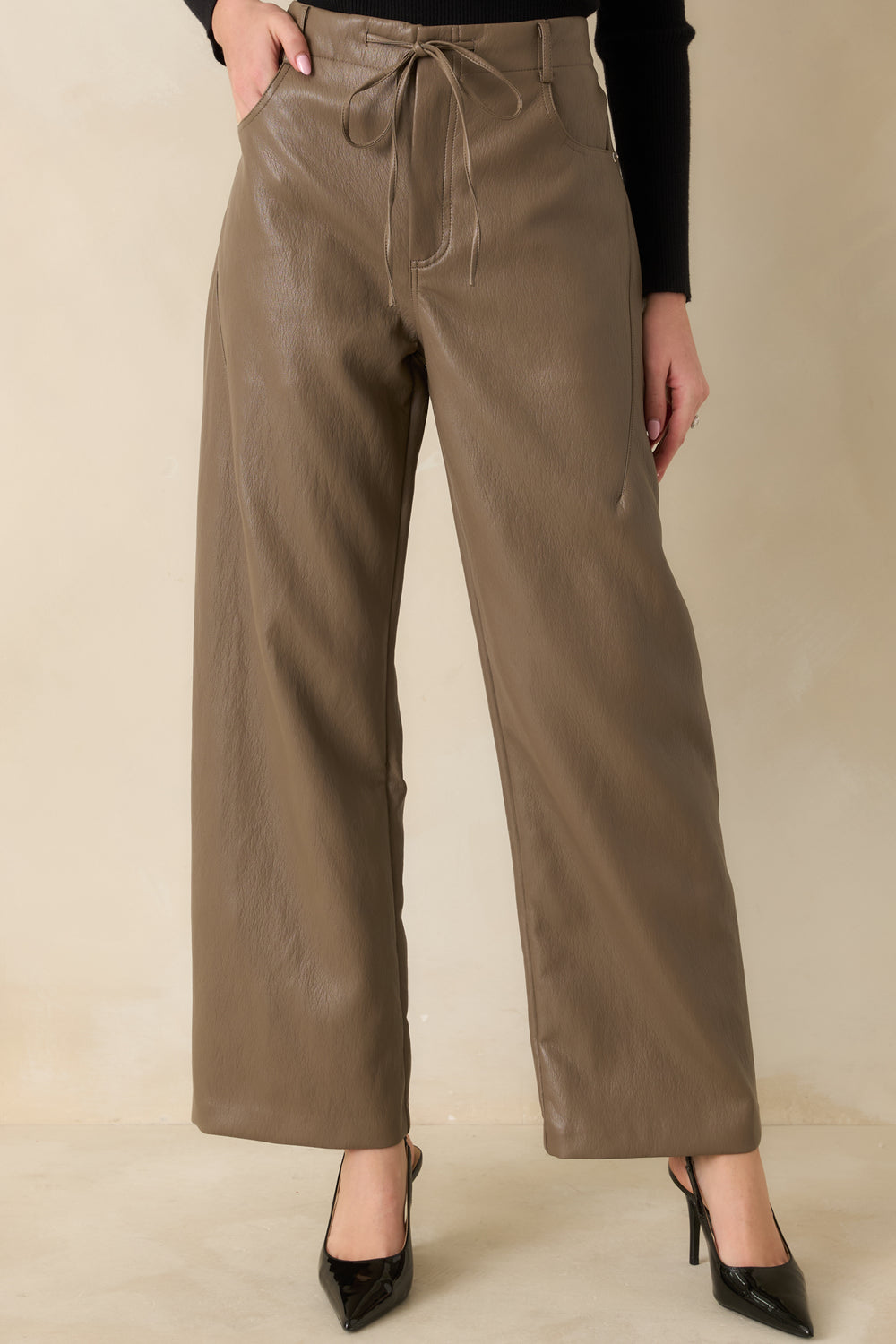 Cropped-Focus-High-Rise-Waistband-Elastic-Gathering-Drawstring-Detail