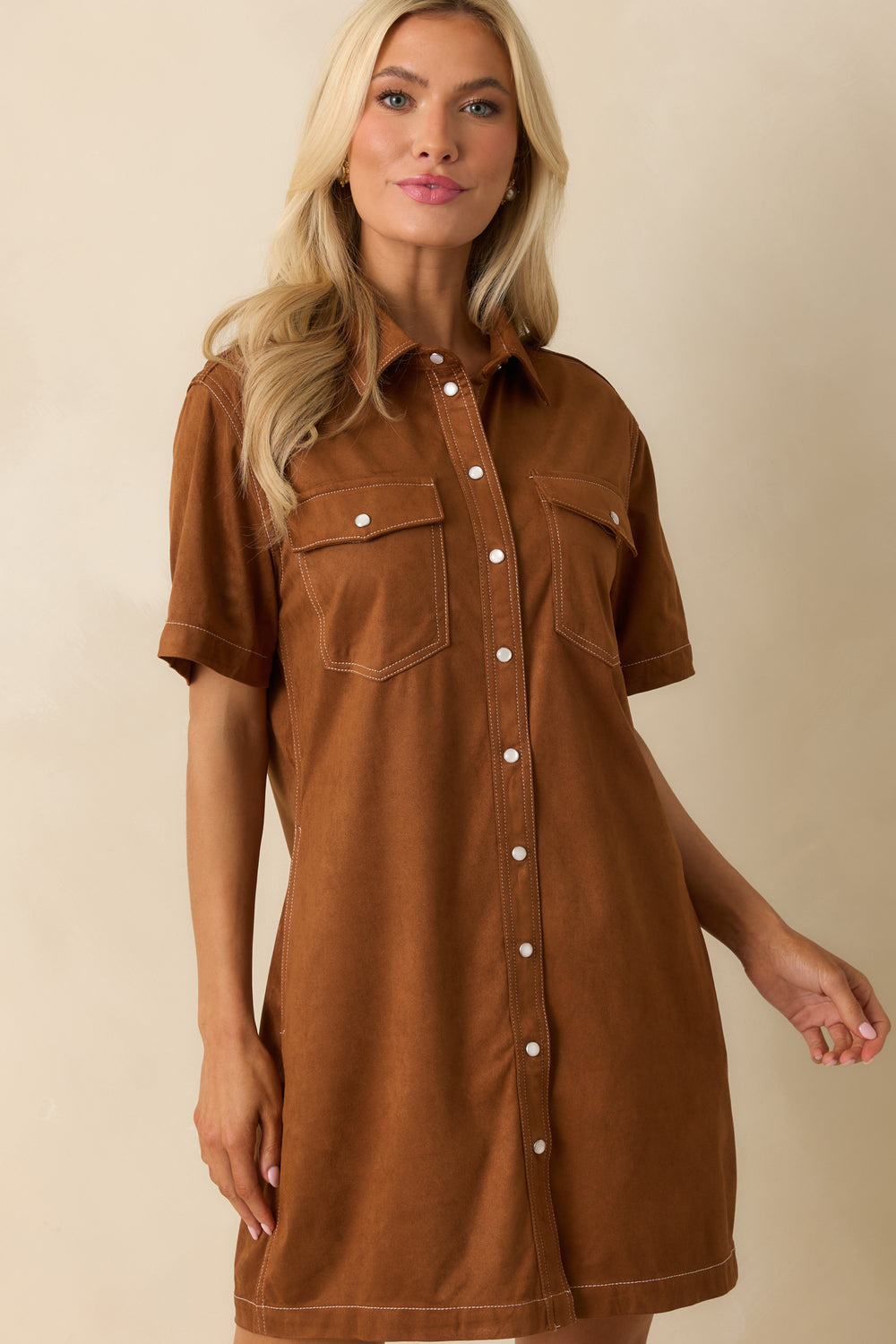 Cropped-Shot-Structured-Fit-Short-Sleeves-Button-Details