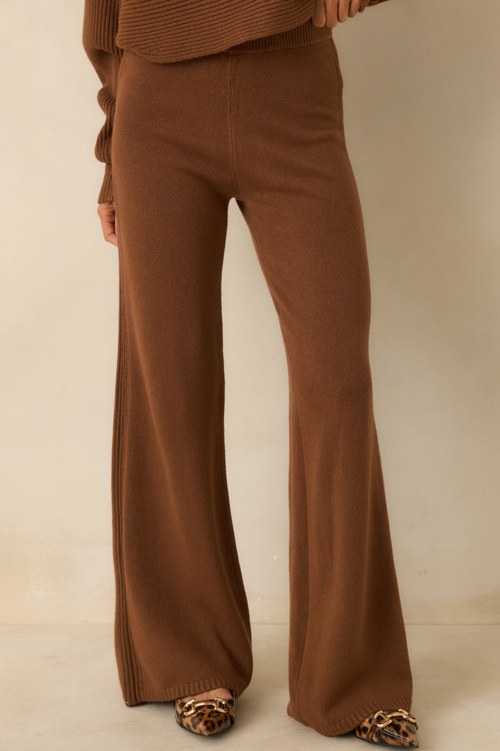Cropped-View-Highlighting-High-Rise-Waistband-Of-Brown-Knit-Pants