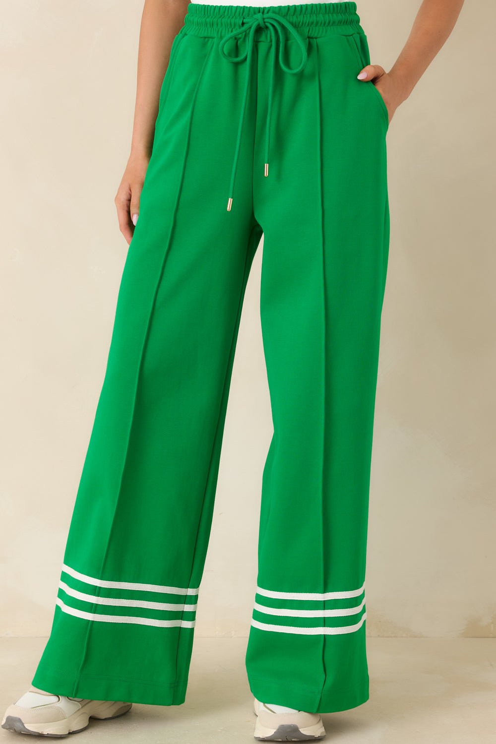 Detailed-Look-At-The-Wide-Leg-Silhouette-With-Contrast-Striping