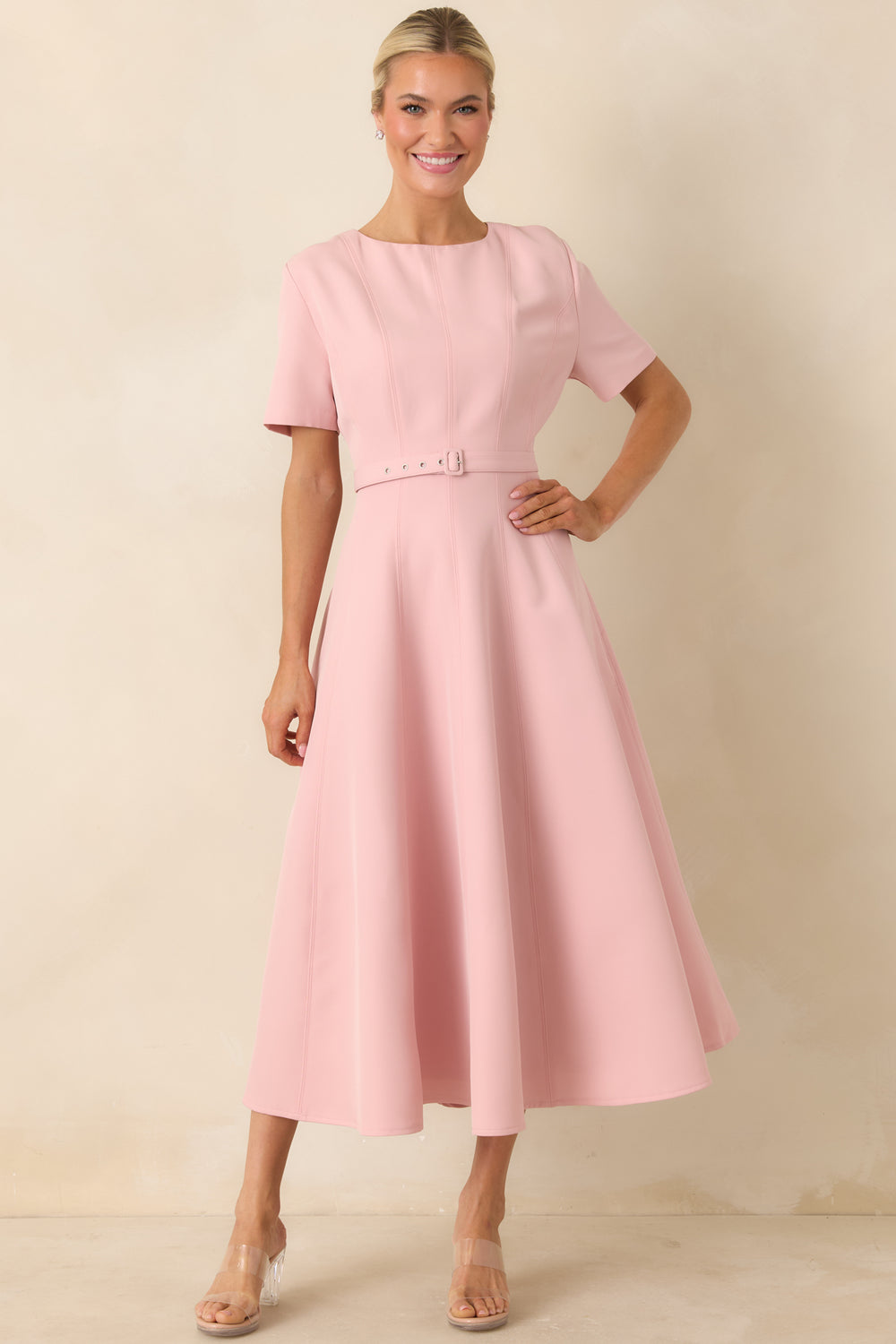 Elegant-Midi-Dress-With-Short-Sleeves-And-A-Voluminous-Skirt