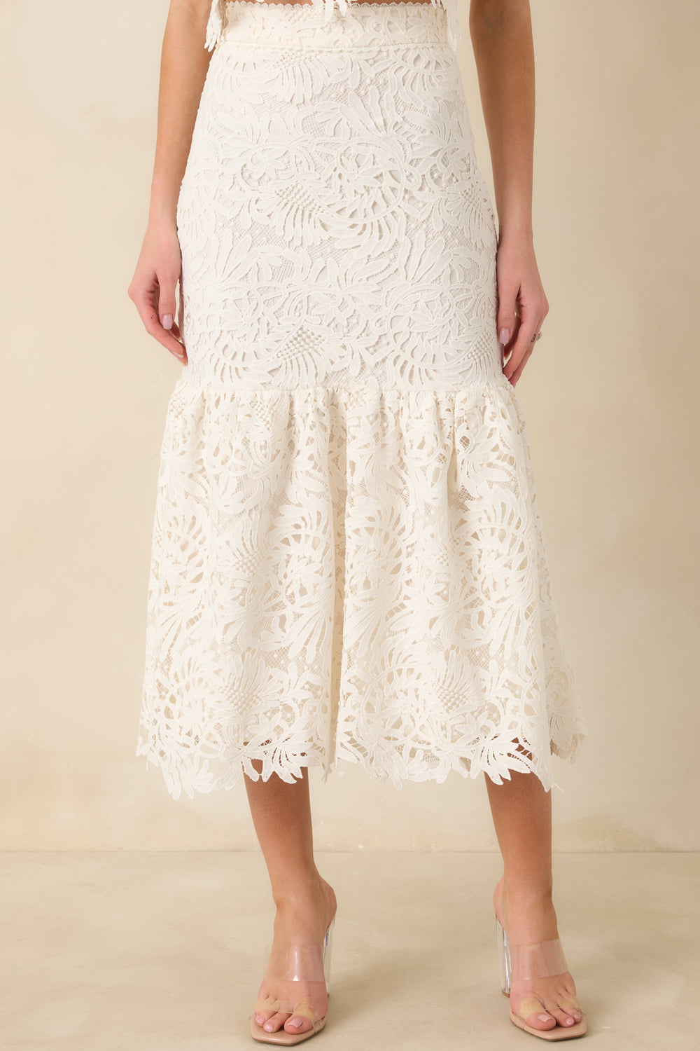 Front-Crop-Focusing-On-The-Fitted-High-Waist