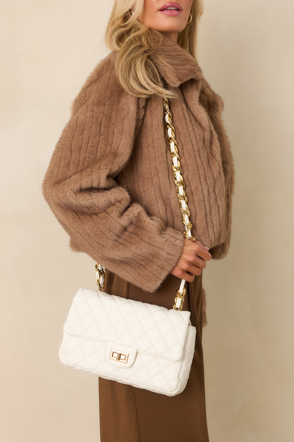 Full-View-Of-The-White-Bag-Highlighting-The-Chain-Strap