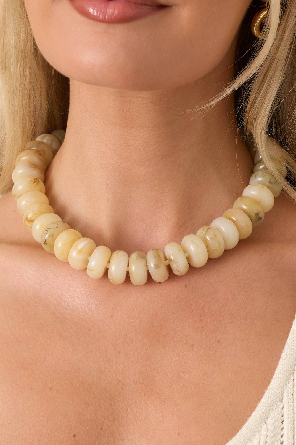 Rounded-Necklace-With-Soft-Textured-Silhouette