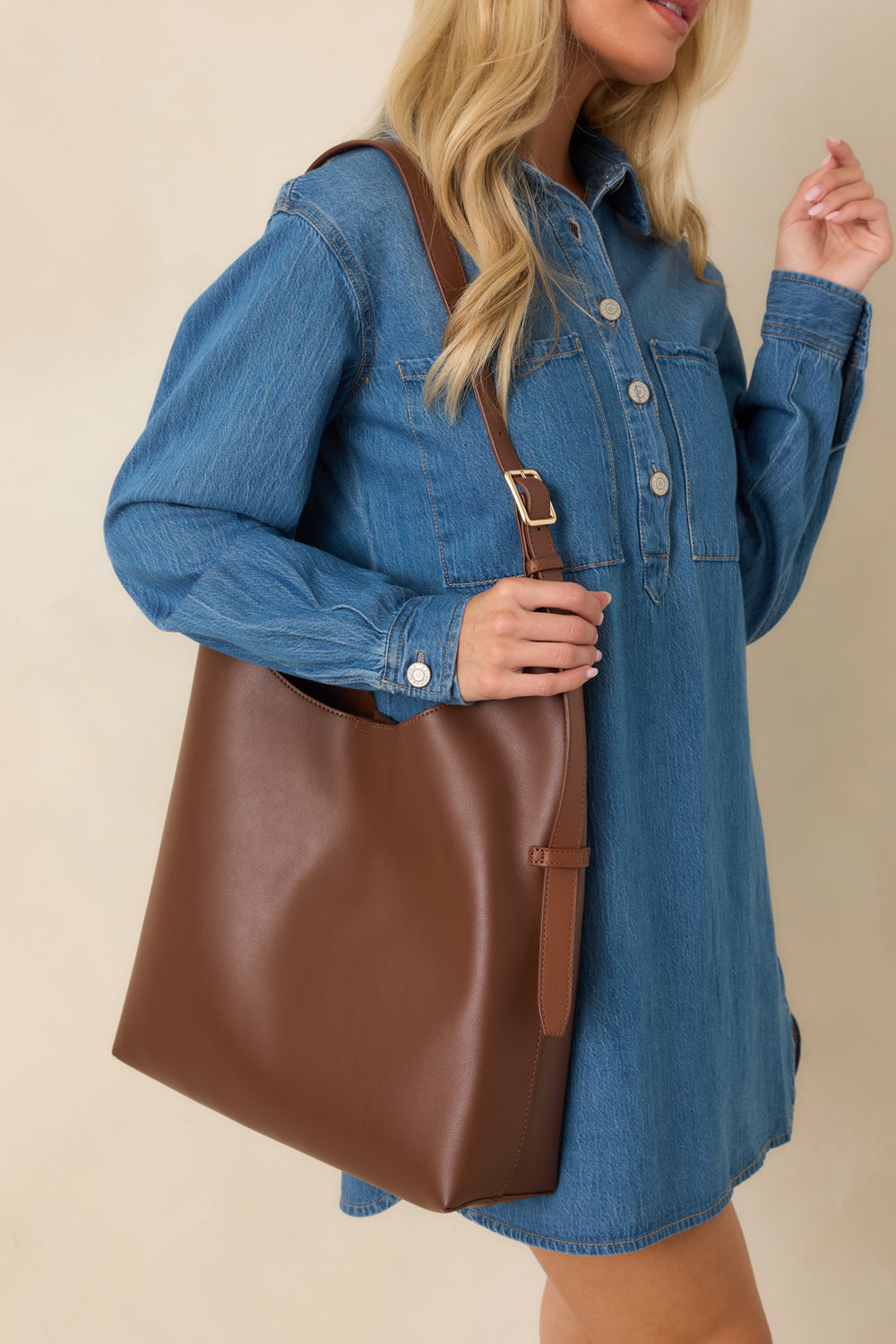 womens-chocolate-brown-faux-leather-hobo-bag-close-up